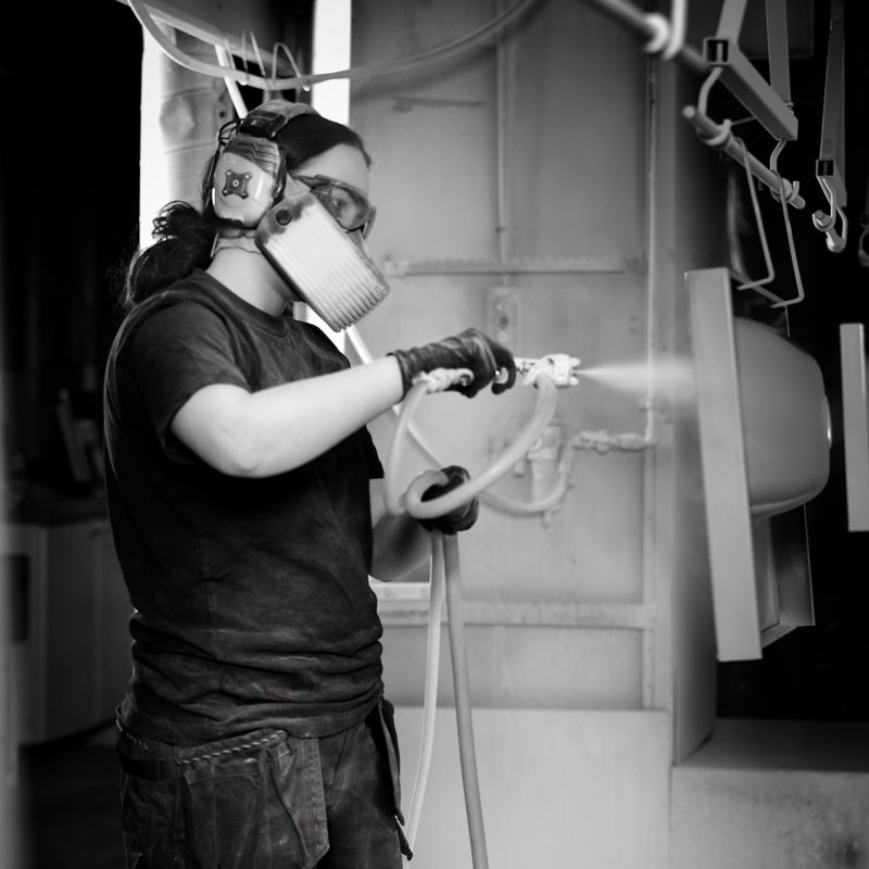 Emali on lasite, joka poltetaan kiinni teräspintaan 820 asteen lämpötilassa. Tuloksena on kova, tiivis ja naarmuuntumaton pinta, joka kestää kosteutta, kemikaaleja, kuumuutta ja mekaanista kulutusta. Teräsemali yhdistää teräksen lujuuden ja emalin kestävyyden yhtenäiseksi rakenteeksi, joka on hygieeninen ja helppo puhdistaa.