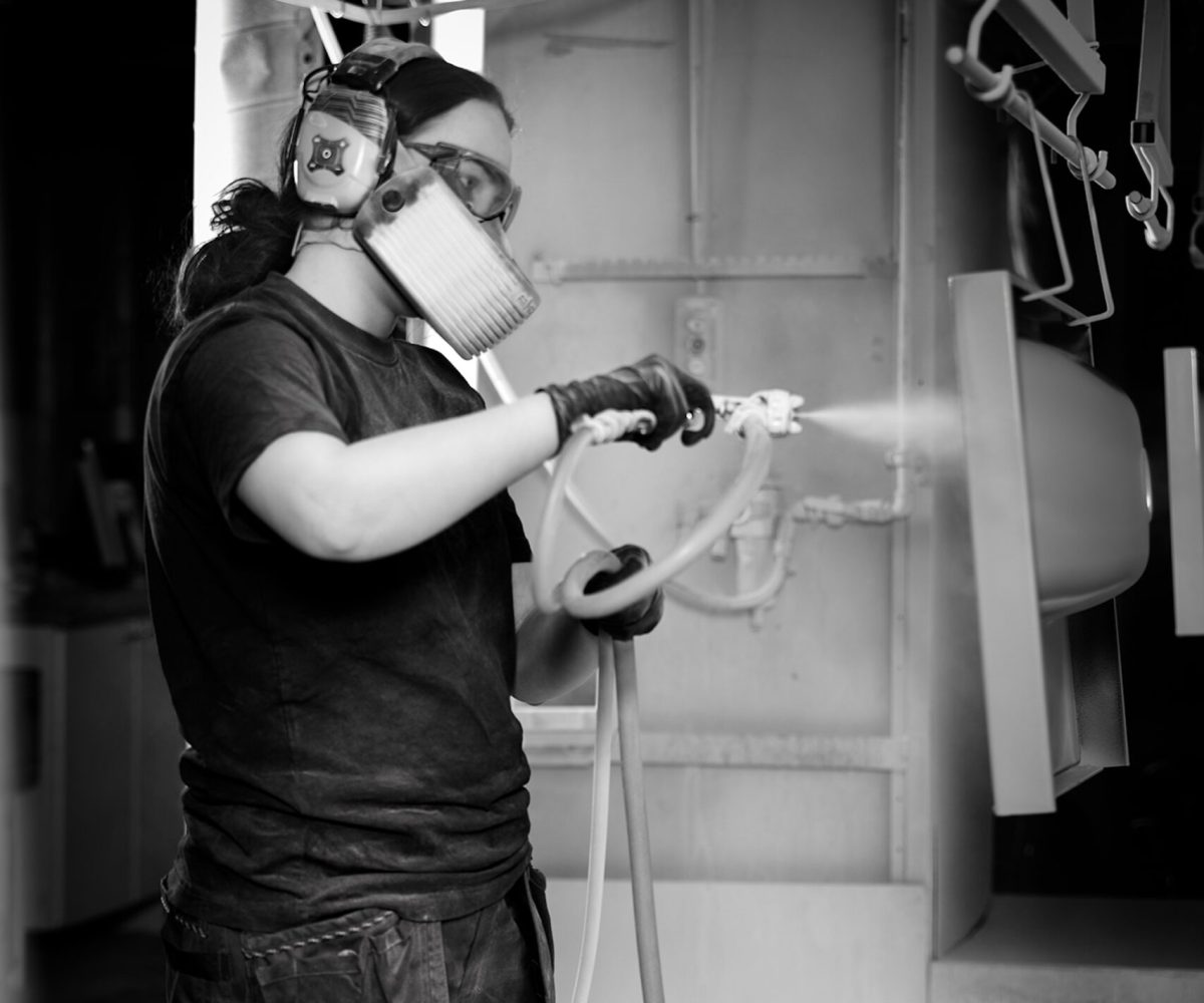 Emali on lasite, joka poltetaan kiinni teräspintaan 820 asteen lämpötilassa. Tuloksena on kova, tiivis ja naarmuuntumaton pinta, joka kestää kosteutta, kemikaaleja, kuumuutta ja mekaanista kulutusta. Teräsemali yhdistää teräksen lujuuden ja emalin kestävyyden yhtenäiseksi rakenteeksi, joka on hygieeninen ja helppo puhdistaa.