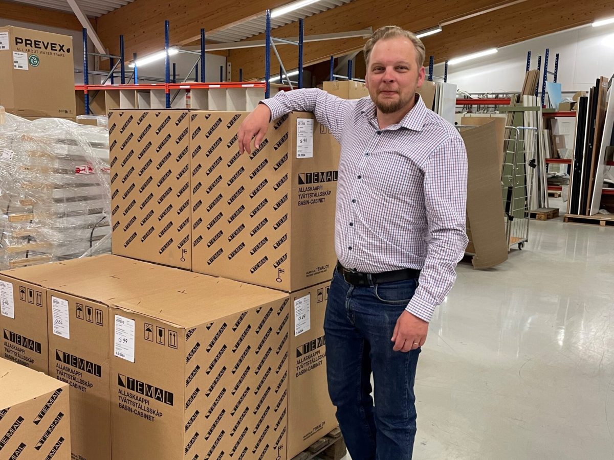 Temalin tuotantojohtaja Jarno Räikkälä Nakkilan tehtaalla